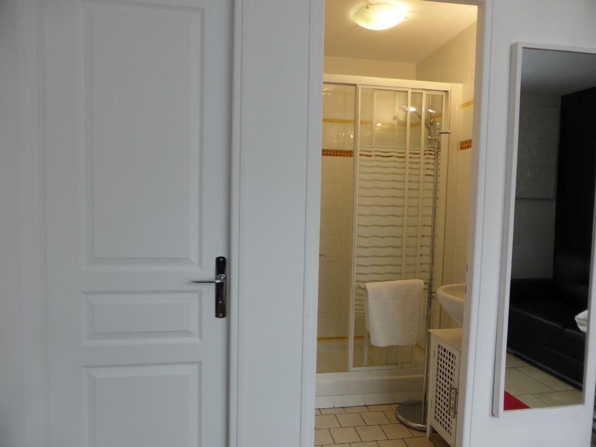 Une Chambre A Neuilly Guest House מראה חיצוני תמונה